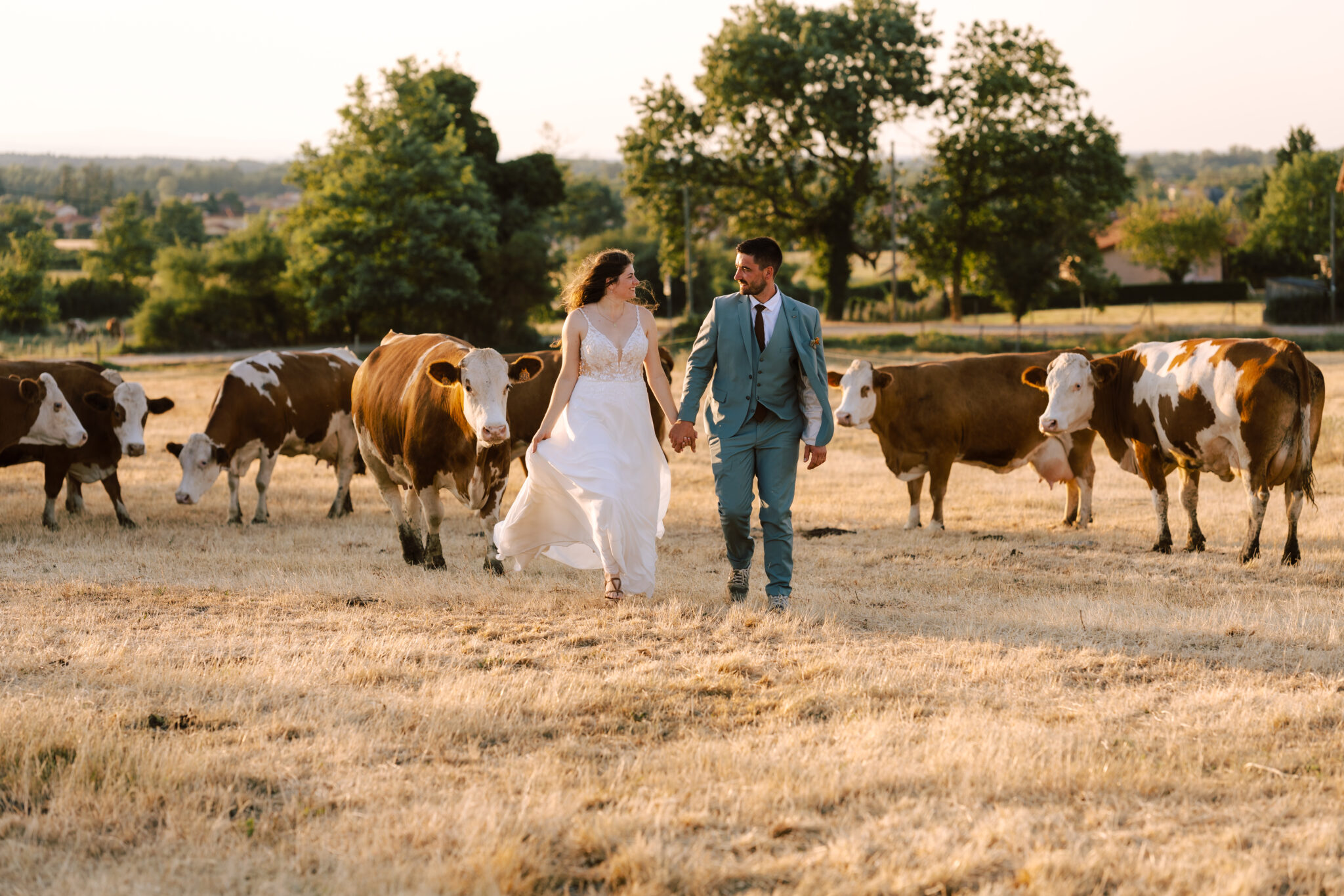 Photographe mariage Rhône-Alpes — couple de mariés dans un pré en Isère