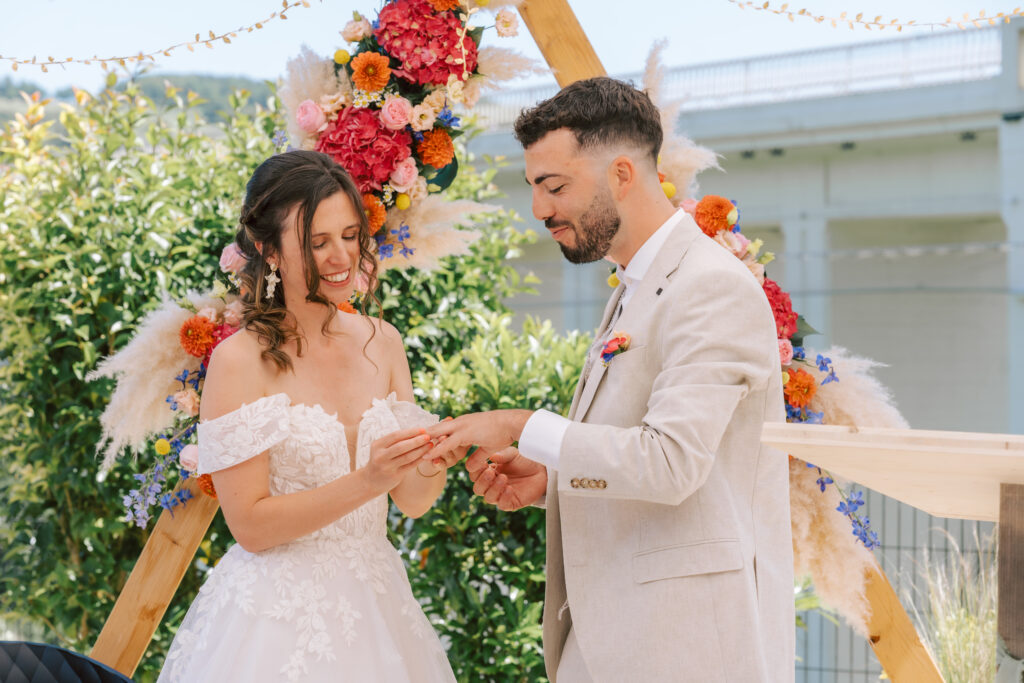 Échange des alliances pendant la cérémonie — photographe mariage Isère